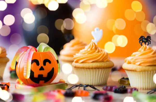 Fiesta de halloween decorado cupcakes en mesa de madera — Foto de Stock