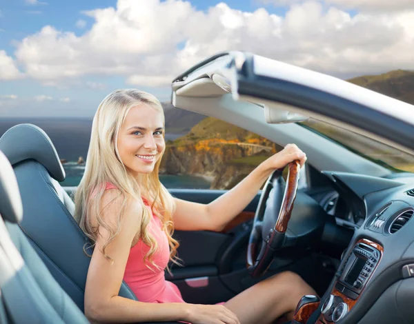 Mujer conduciendo un coche descapotable en la costa sur grande —  Fotos de Stock