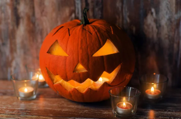 Rzeźbione dyni halloween jack-o latarnia — Zdjęcie stockowe