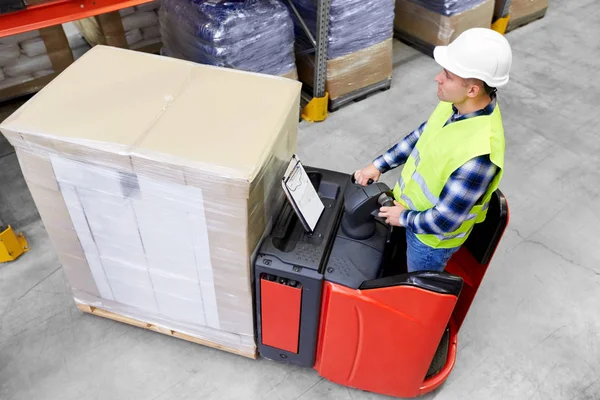 Carrello elevatore funzionante del caricatore al magazzino — Foto Stock