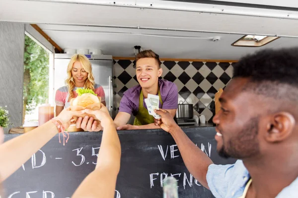 Clients heureux achetant un hamburger au camion alimentaire — Photo