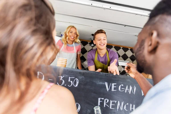 Clients donnant carte de crédit au vendeur de camions alimentaires — Photo