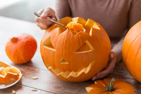 Close up of woman carving halloween pumpkin — Stock Photo, Image