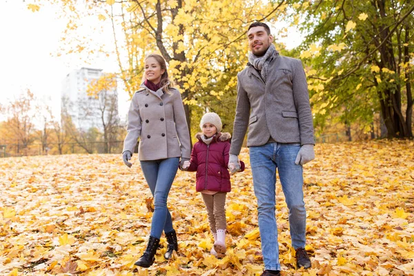 Lycklig familj promenader på hösten park — Stockfoto