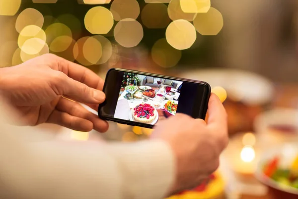 Manos fotografiando comida en la cena de Navidad — Foto de Stock