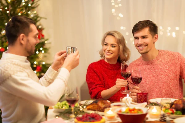 Amigos felizes fotografar no jantar de Natal — Fotografia de Stock