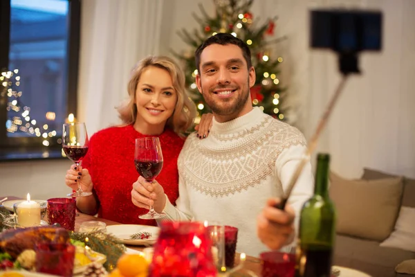 Casal tirando foto por selfie stick no Natal — Fotografia de Stock