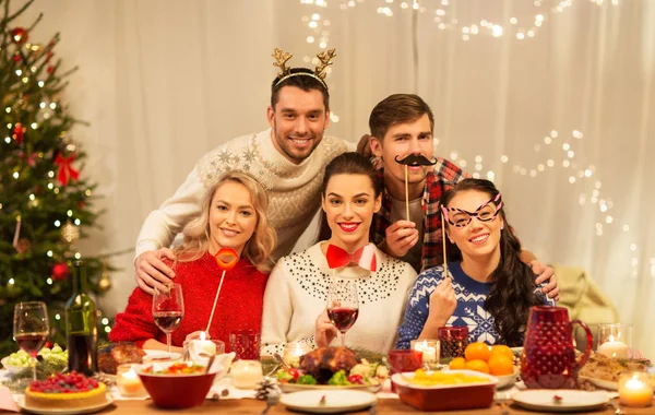 Glada vänner firar jul hemma — Stockfoto