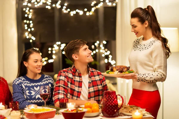 Szczęśliwy przyjaciele mając świąteczny obiad w domu — Zdjęcie stockowe