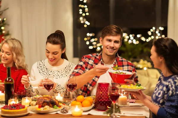 Ευτυχισμένοι φίλοι που έχουν Χριστουγεννιάτικο δείπνο στο σπίτι — Φωτογραφία Αρχείου
