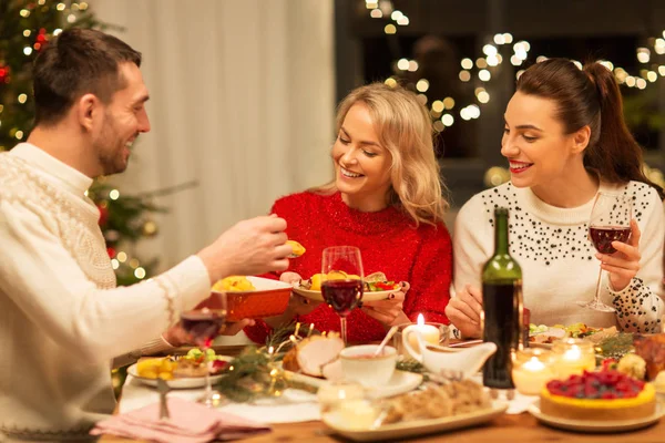 Heureux amis ayant dîner de Noël à la maison — Photo