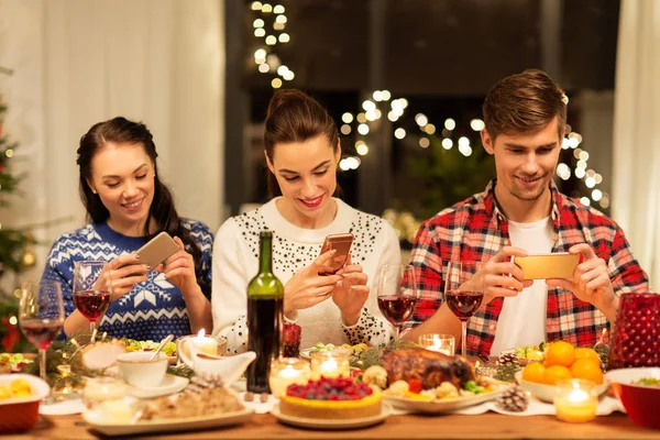 Amigos felizes ter jantar de Natal em casa Fotos De Bancos De Imagens