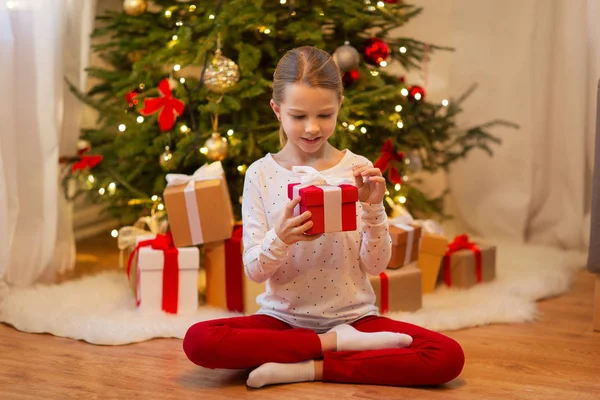 Fille souriante avec cadeau de Noël à la maison — Photo