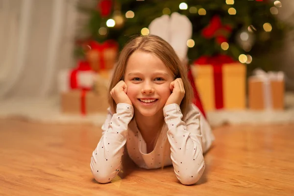 Chica sonriente en casa de Navidad —  Fotos de Stock