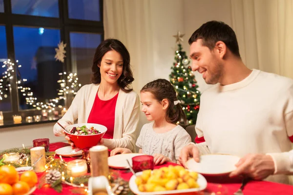 Mutlu bir aile evde Noel yemeği yiyor. — Stok fotoğraf