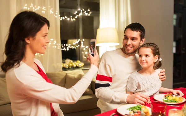 Famiglia felice scattare foto a cena di Natale — Foto Stock