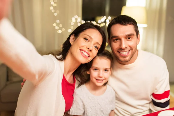 Lycklig familj tar selfie vid jul — Stockfoto