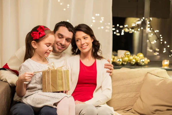 Mutlu bir aile ve evde Noel hediyesi. — Stok fotoğraf