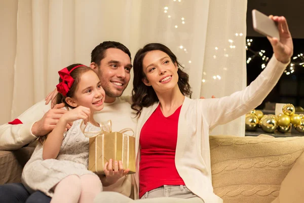 Gelukkig gezin met kerst aanwezig thuis — Stockfoto