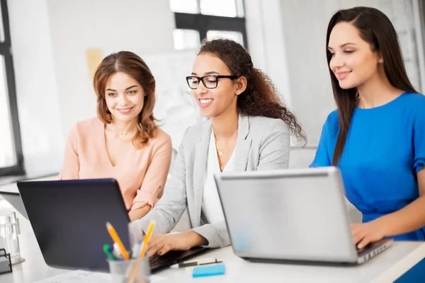 Geschäftsfrauen mit Laptop im Büro — Stockfoto