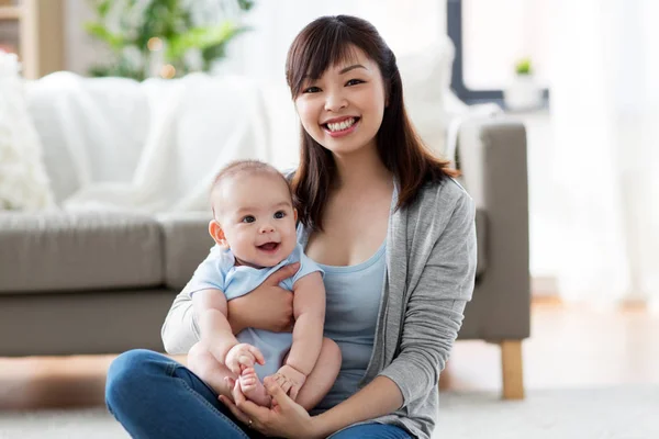 Gelukkig jong moeder met weinig baby thuis — Stockfoto