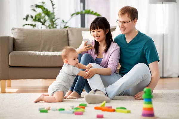 Lycklig familj med pojke hemma — Stockfoto