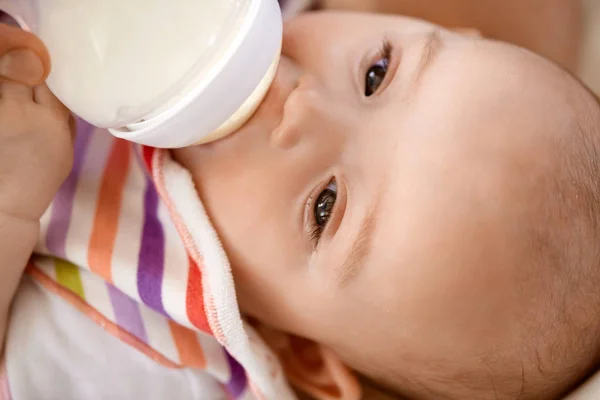 Primer plano de bebé chupando leche de fórmula de biberón —  Fotos de Stock