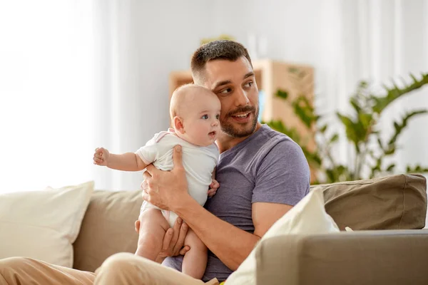 Padre con niña en casa — Foto de Stock