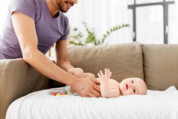 Primer plano de padre con pequeño bebé en casa —  Fotos de Stock