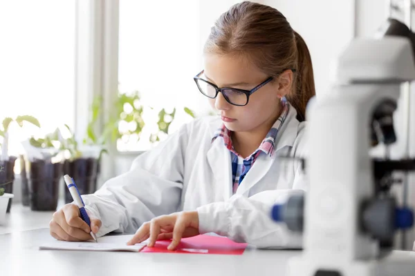 Chica estudiando química en el laboratorio escolar — Foto de Stock