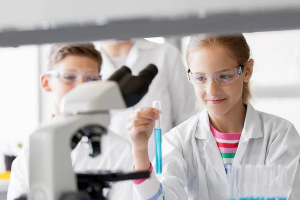 Leraar en studenten die studeren chemie op school — Stockfoto