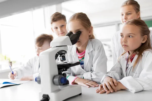 Koncepcja Edukacji Nauki Dzieci Dzieci Lub Studentów Mikroskopem Studiuje Biologię — Zdjęcie stockowe