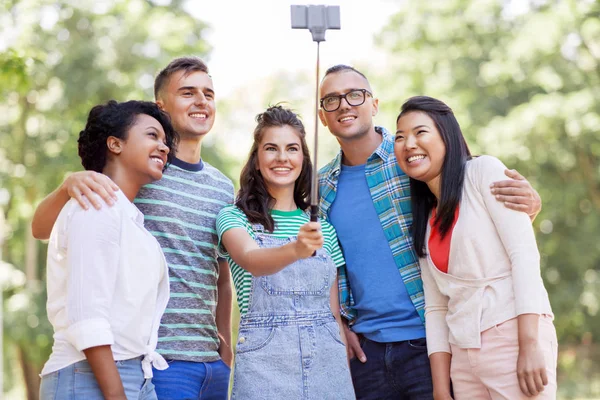 Amici internazionali scattare selfie nel parco — Foto Stock