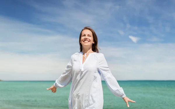 Lyckligt leende kvinna på sommaren beach — Stockfoto