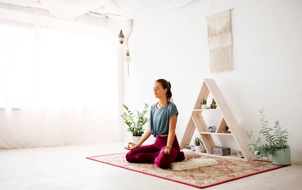 Mulher meditando em pose de lótus no estúdio de ioga — Fotografia de Stock