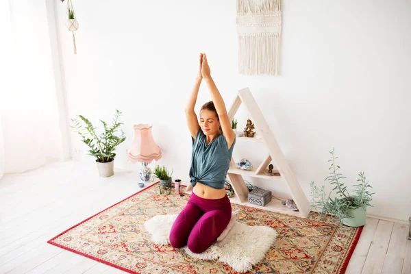 Mulher meditando no estúdio de ioga — Fotografia de Stock