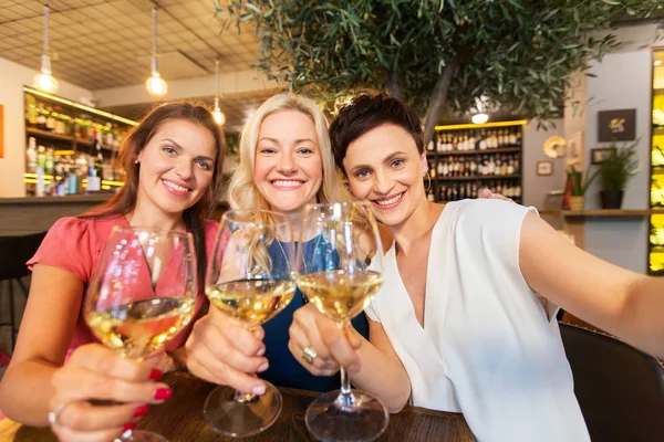 Mujeres tomando selfie en bar de vinos —  Fotos de Stock