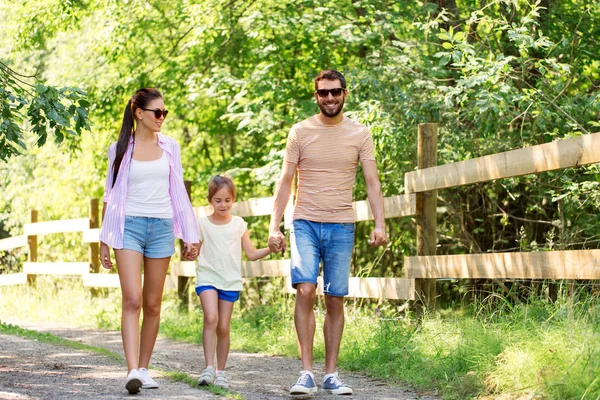 Familia feliz caminando en el parque de verano —  Fotos de Stock