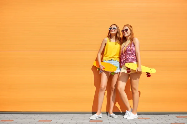 Teenager-Mädchen mit kurzen Skateboards in der Stadt — Stockfoto