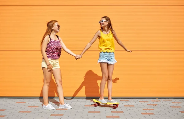 Dospívající dívky na koni skateboard na ulici — Stock fotografie