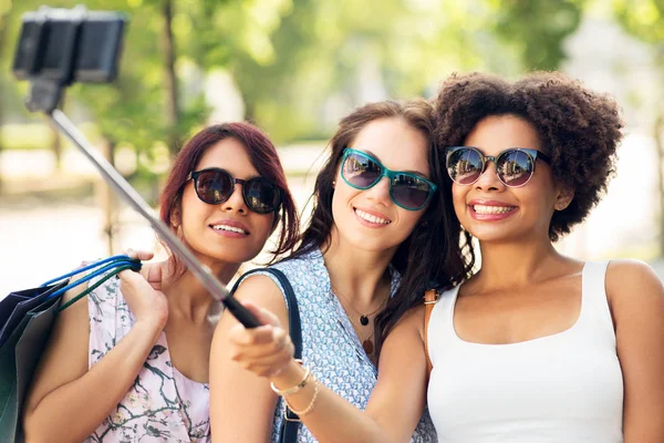 Γυναίκες με τσάντες ψώνια λαμβάνοντας selfie σε εξωτερικούς χώρους — Φωτογραφία Αρχείου