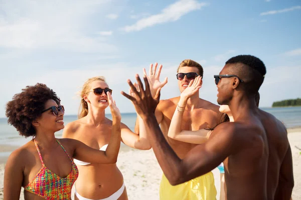 Ευτυχής φίλους κάνοντας υψηλό πέντε στην παραλία το καλοκαίρι — Φωτογραφία Αρχείου