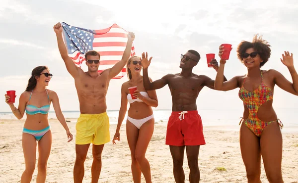 Amis à l'indépendance américaine fête de plage — Photo