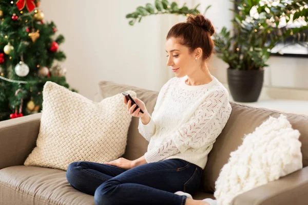 Kvinna med TabletPC hemma på jul — Stockfoto