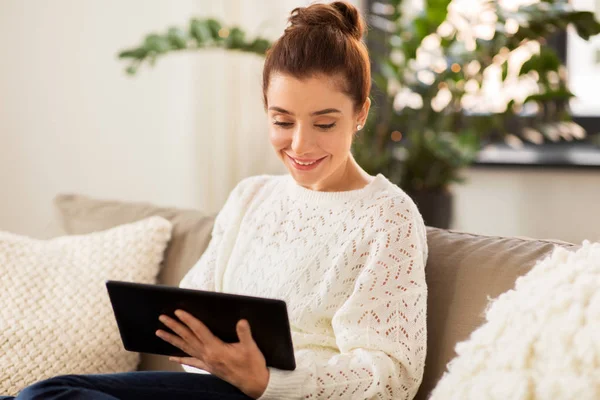 Mujer con tablet PC en casa —  Fotos de Stock