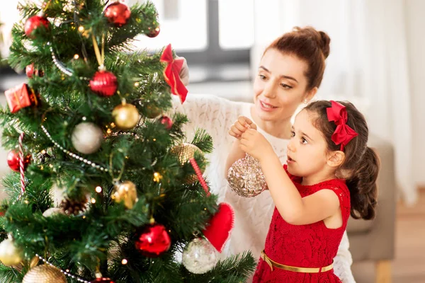 Feliz árbol de Navidad de la decoración de la familia en casa —  Fotos de Stock