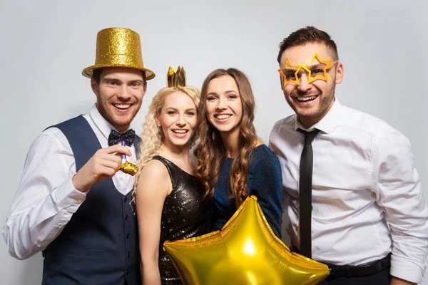 Glada vänner med gyllene part rekvisita poserar — Stockfoto