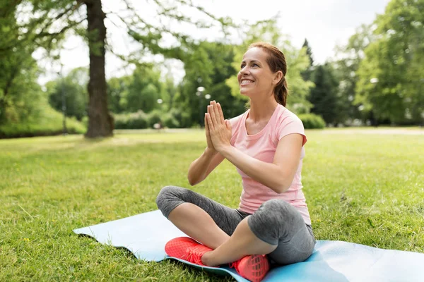 Mulher feliz meditando no parque de verão — Fotografia de Stock