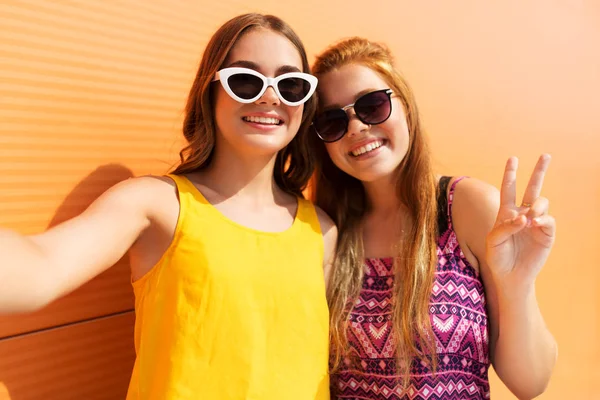 Meninas adolescentes tomando selfie no verão — Fotografia de Stock