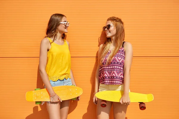 Dospívající dívky s krátkým skateboardy venku — Stock fotografie
